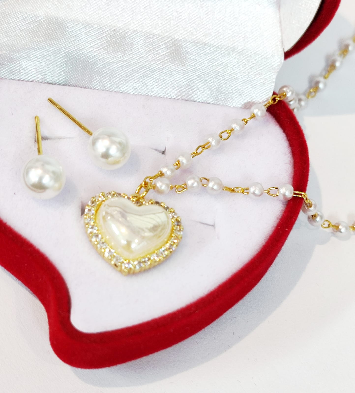 COLLAR DE CORAZON APERLADO