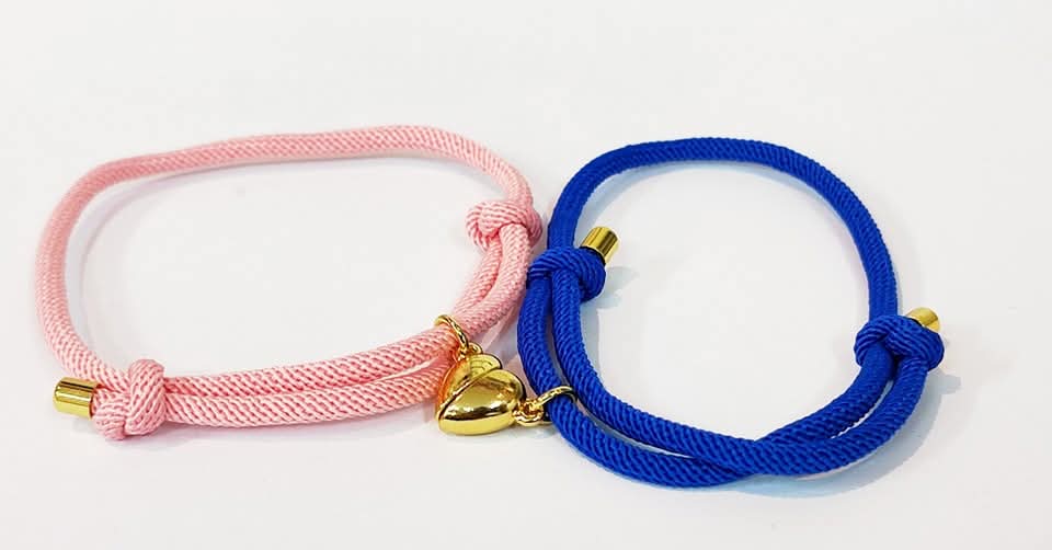 PULSERA DE HILO CON CORAZON DE IMAN