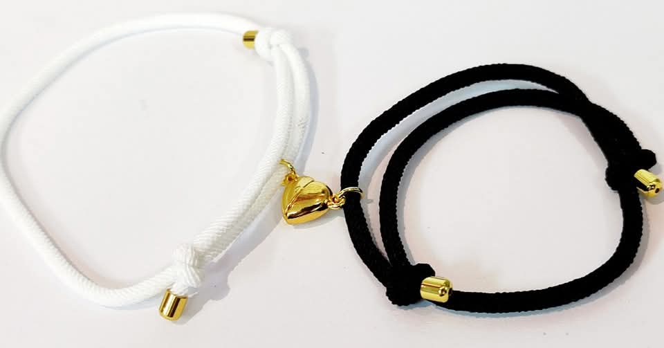 PULSERA DE HILO CON CORAZON DE IMAN