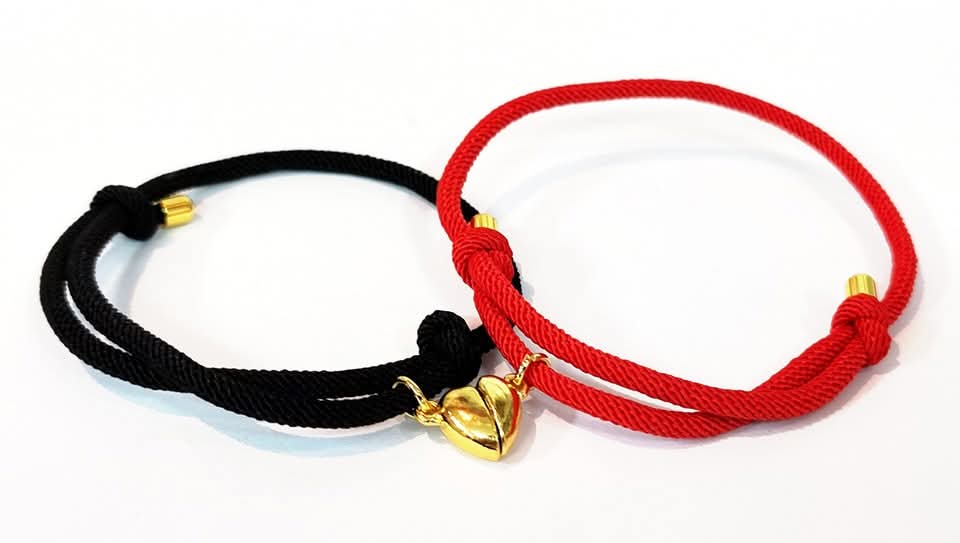 PULSERA DE HILO CON CORAZON DE IMAN