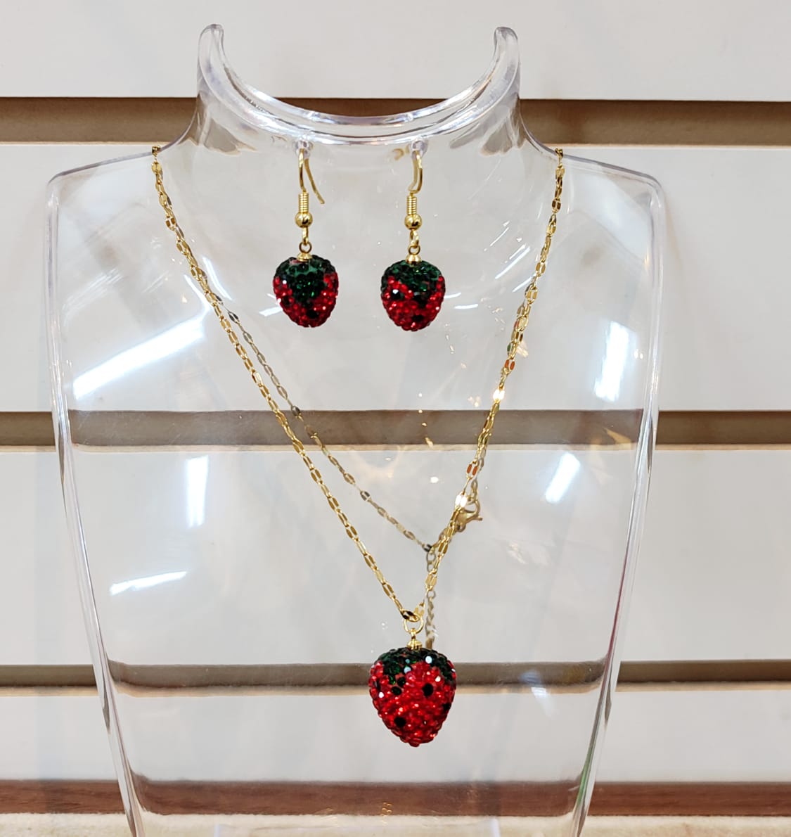 COLLAR DE FRESAS CON BRILLOS