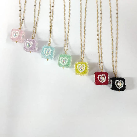 COLLAR DE CUBO CON CORAZON